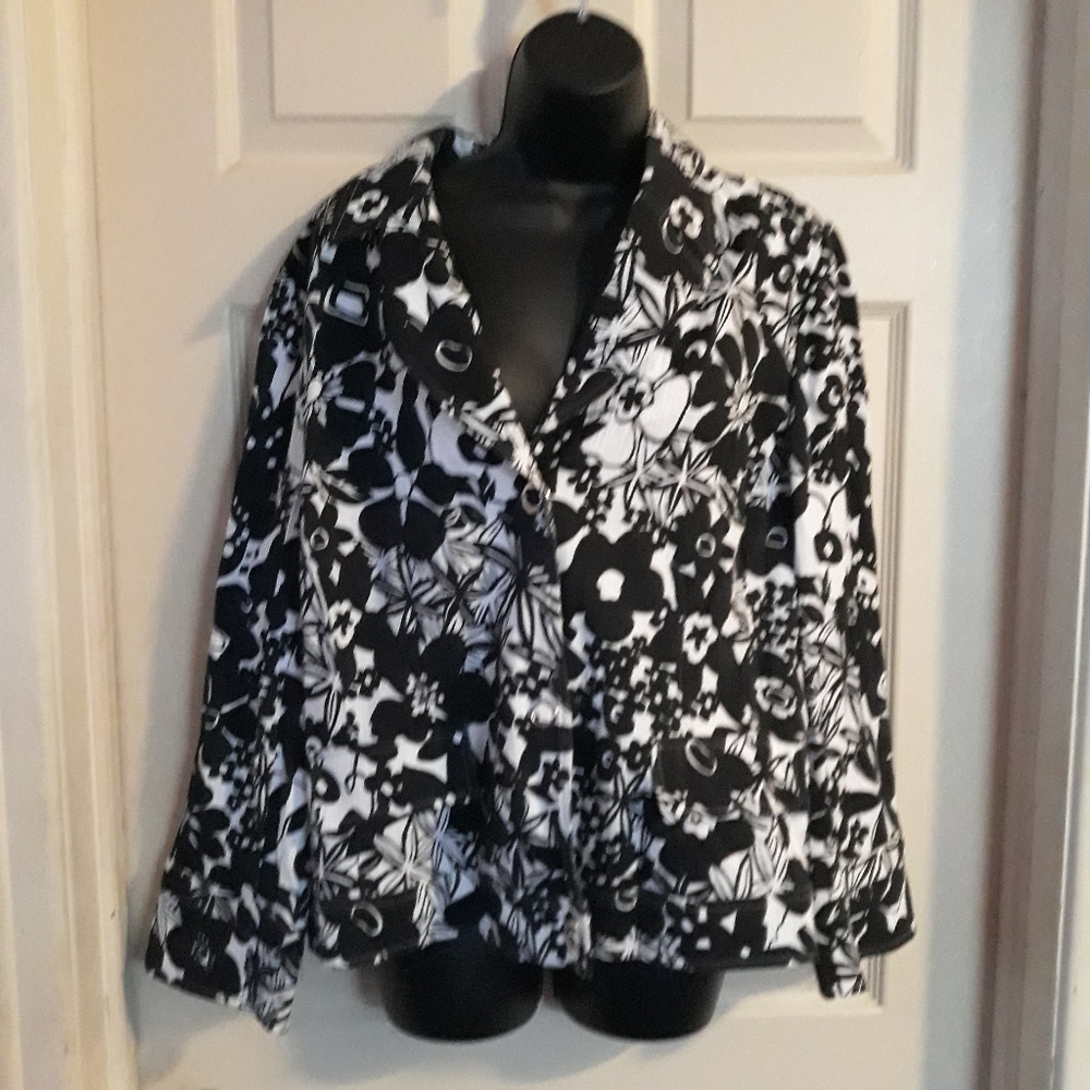 RQI Black and white floral blazer size 18 A-18  5/$25